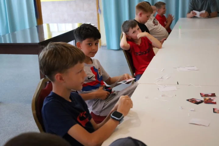 deti v letnom tábore Fantázia – 2. fantastický turnus 2026, 2. deň, Príprava na večerný program – fotka 16 z 54