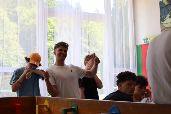 deti v letnom tábore Fantázia – 2. fantastický turnus 2026, 2. deň, Príprava na večerný program – fotka 5 z 54