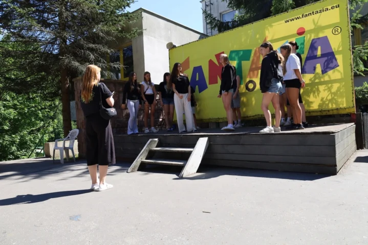 deti v letnom tábore Fantázia – 2. fantastický turnus 2026, 2. deň, Príprava na večerný program – fotka 41 z 54