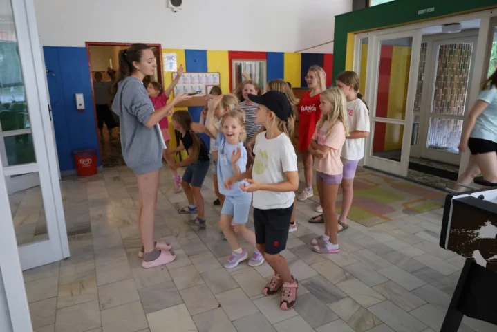 deti v letnom tábore Fantázia – 2. fantastický turnus 2026, 2. deň, Príprava na večerný program – fotka 46 z 54