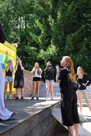 deti v letnom tábore Fantázia – 2. fantastický turnus 2026, 2. deň, Príprava na večerný program – fotka 44 z 54