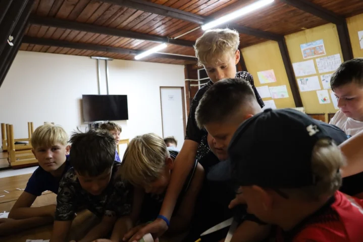 deti v letnom tábore Fantázia – 2. fantastický turnus 2026, 2. deň, Príprava na večerný program – fotka 38 z 54