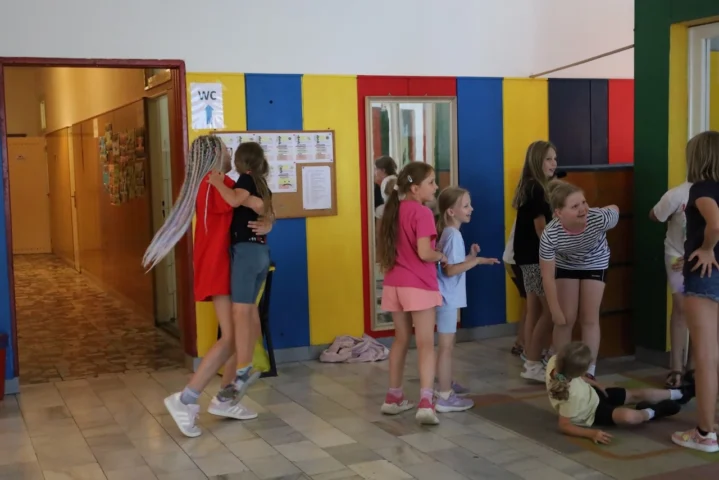 deti v letnom tábore Fantázia – 2. fantastický turnus 2026, 2. deň, Príprava na večerný program – fotka 47 z 54