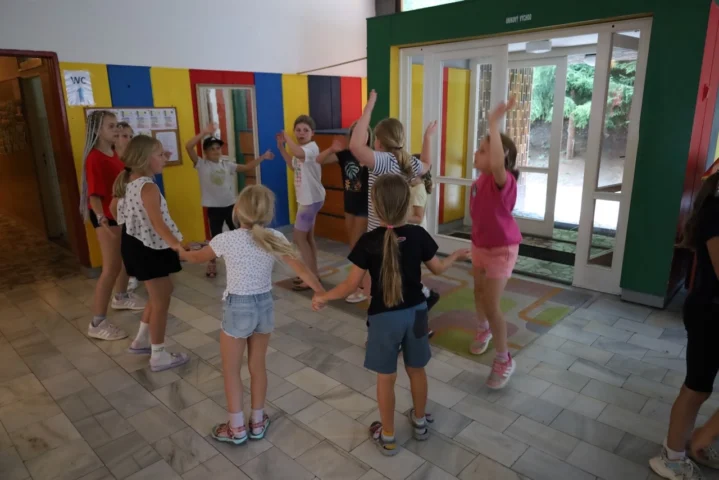 deti v letnom tábore Fantázia – 2. fantastický turnus 2026, 2. deň, Príprava na večerný program – fotka 52 z 54