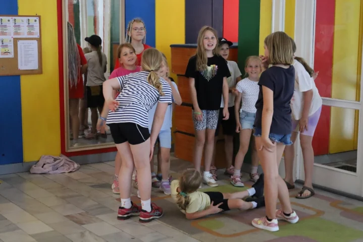 deti v letnom tábore Fantázia – 2. fantastický turnus 2026, 2. deň, Príprava na večerný program – fotka 49 z 54