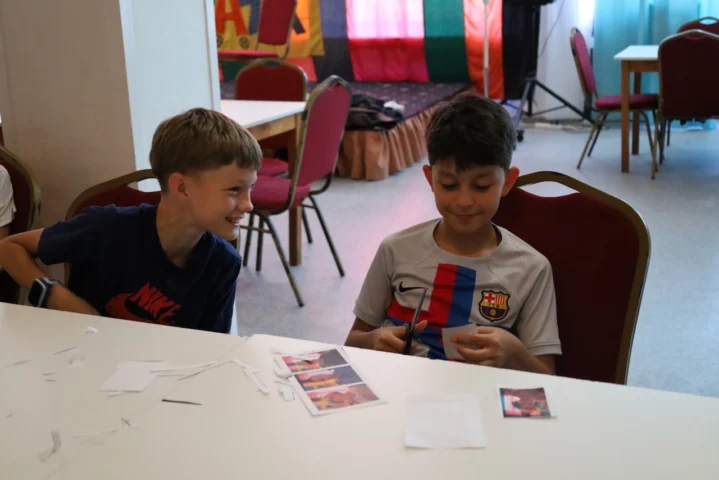 deti v letnom tábore Fantázia – 2. fantastický turnus 2026, 2. deň, Príprava na večerný program – fotka 14 z 54