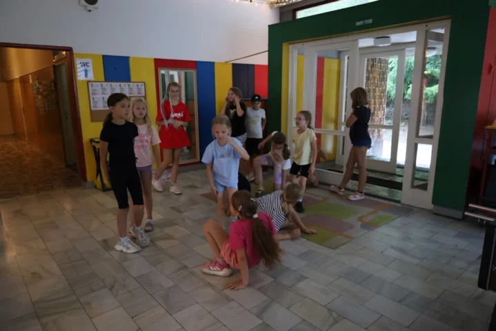 deti v letnom tábore Fantázia – 2. fantastický turnus 2026, 2. deň, Príprava na večerný program – fotka 51 z 54