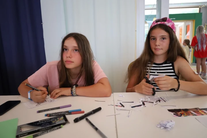 deti v letnom tábore Fantázia – 2. fantastický turnus 2026, 2. deň, Príprava na večerný program – fotka 23 z 54