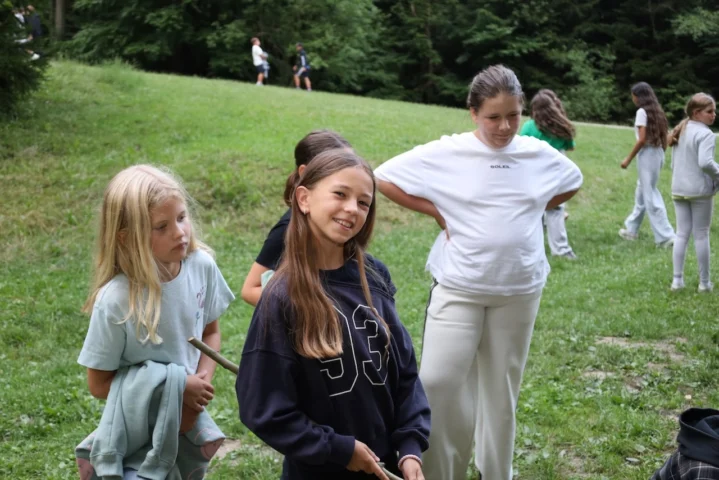 deti v letnom tábore Fantázia – 2. fantastický turnus 2026, 5. deň, Opekačka – fotka 7 z 65
