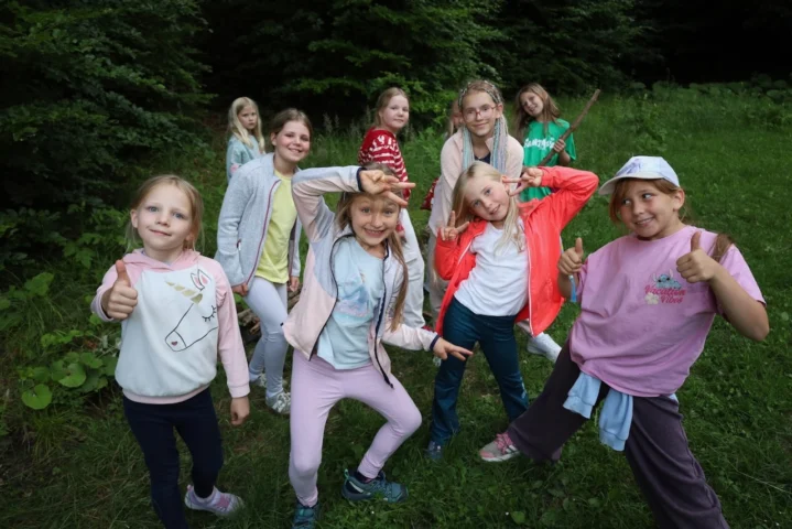 deti v letnom tábore Fantázia – 2. fantastický turnus 2026, 5. deň, Opekačka – fotka 12 z 65