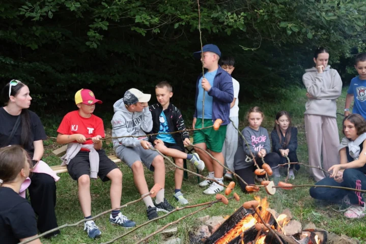deti v letnom tábore Fantázia – 2. fantastický turnus 2026, 5. deň, Opekačka – fotka 22 z 65