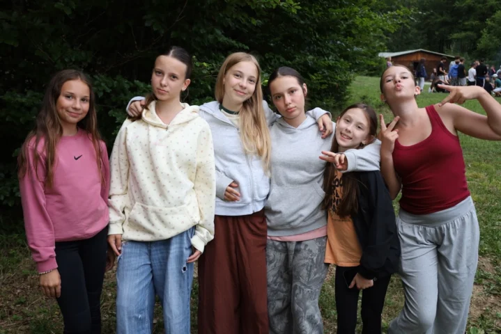 deti v letnom tábore Fantázia – 2. fantastický turnus 2026, 5. deň, Opekačka – fotka 18 z 65