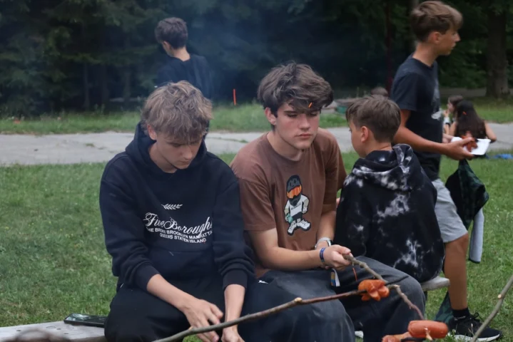 deti v letnom tábore Fantázia – 2. fantastický turnus 2026, 5. deň, Opekačka – fotka 37 z 65