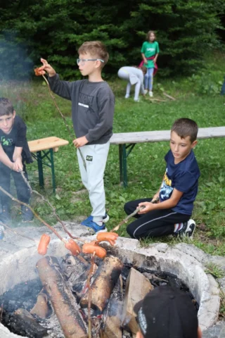 deti v letnom tábore Fantázia – 2. fantastický turnus 2026, 5. deň, Opekačka – fotka 10 z 65