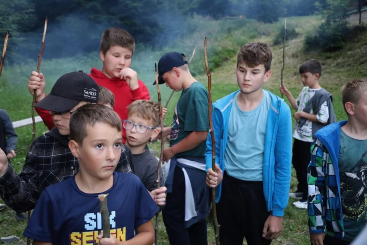 deti v letnom tábore Fantázia – 2. fantastický turnus 2026, 5. deň, Opekačka – fotka 1 z 65