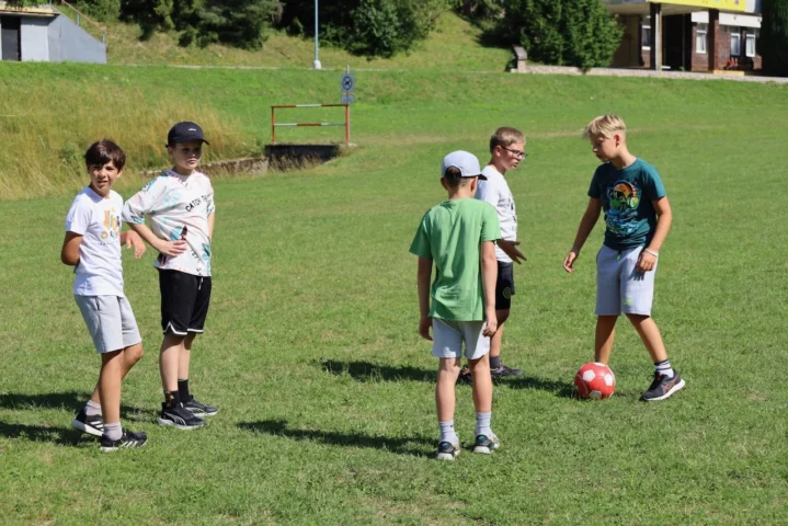 deti v letnom tábore Fantázia – 2. fantastický turnus 2026, 5. deň, Fantastické kluby dopoludnia – fotka 13 z 93