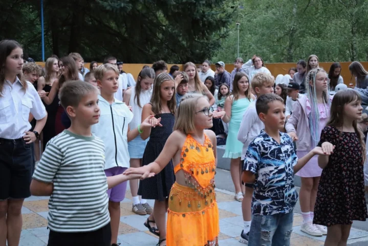 deti v letnom tábore Fantázia – 2. fantastický turnus 2026, 3. deň, Let's dance – fotka 94 z 103