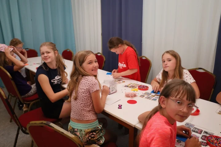 deti v letnom tábore Fantázia – 2. fantastický turnus 2026, 3. deň, Fantastické kluby popoludní – fotka 38 z 65