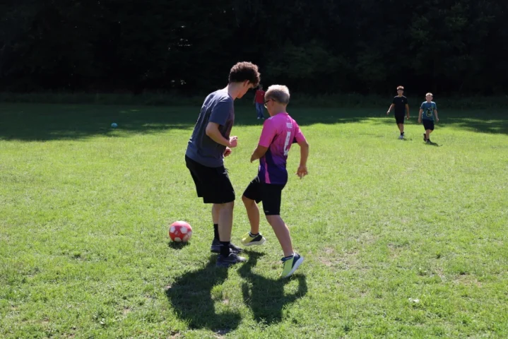 deti v letnom tábore Fantázia – 2. fantastický turnus 2026, 3. deň, Fantastické kluby dopoludnia – fotka 17 z 86