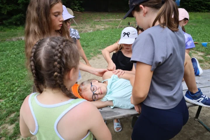 deti v letnom tábore Fantázia – 2. fantastický turnus 2026, 8. deň, Začarovaná krajina – fotka 17 z 111
