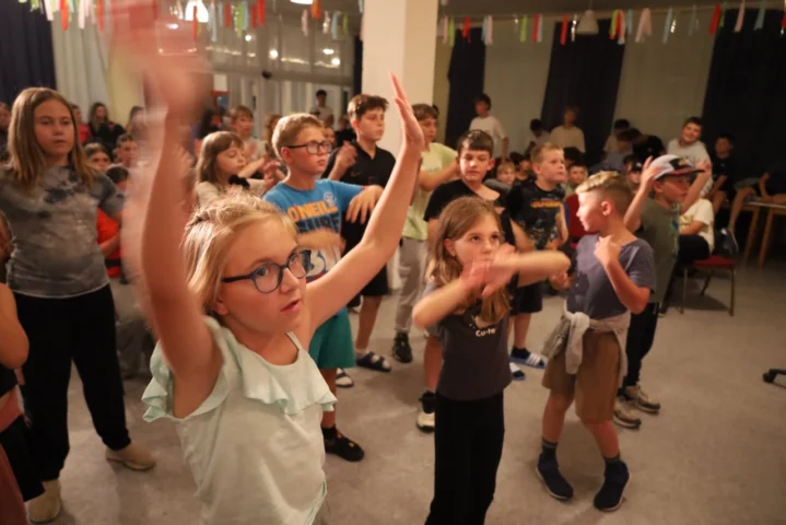 deti v letnom tábore Fantázia – 2. fantastický turnus 2026, 8. deň, Chlapec a dievča Fantázie – fotka 108 z 123