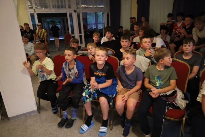 deti v letnom tábore Fantázia – 2. fantastický turnus 2026, 8. deň, Chlapec a dievča Fantázie – fotka 60 z 123