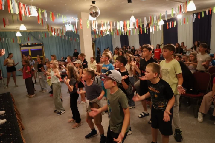 deti v letnom tábore Fantázia – 2. fantastický turnus 2026, 8. deň, Chlapec a dievča Fantázie – fotka 109 z 123